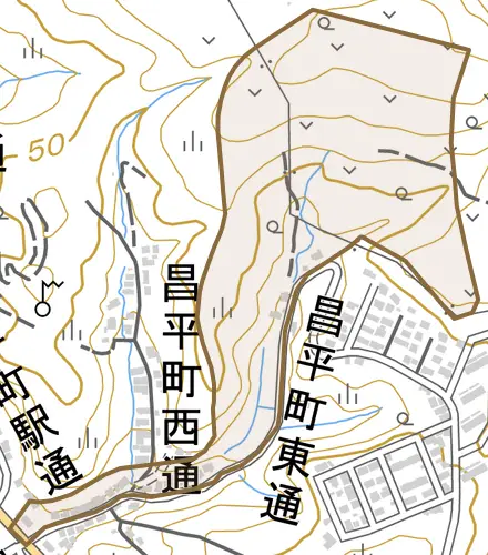 昌平町東通とその周辺の地図。町の範囲を重ねている