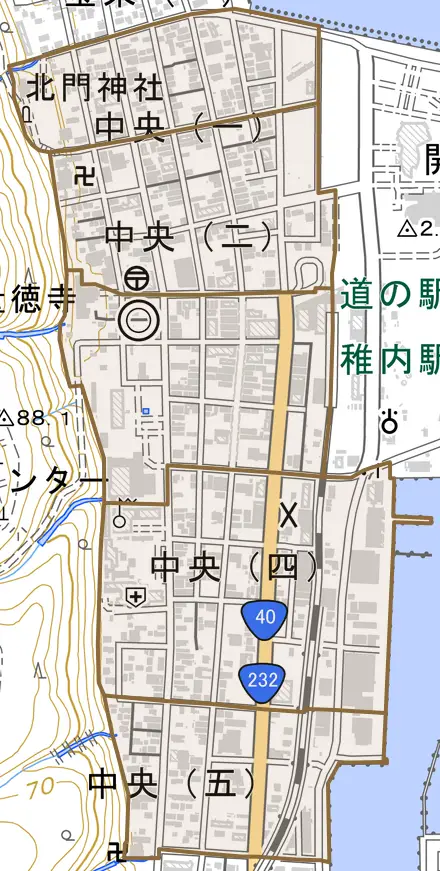 中央とその周辺の地図。町の範囲を重ねている