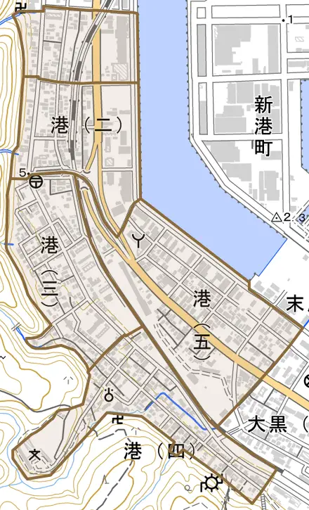 港とその周辺の地図。町の範囲を重ねている