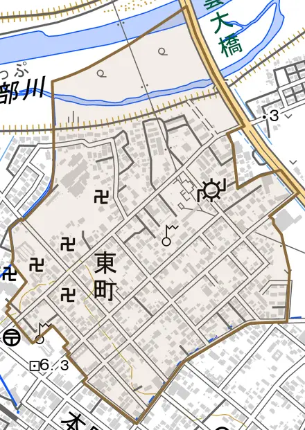 東町とその周辺の地図。町の範囲を重ねている