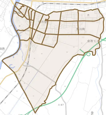 黒川町とその周辺の地図。町の範囲を重ねている