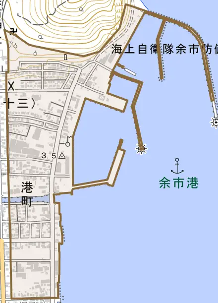 港町とその周辺の地図。町の範囲を重ねている