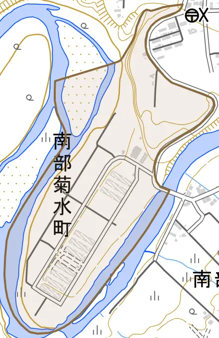 南部菊水町とその周辺の地図。町の範囲を重ねている