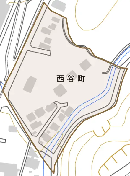 西谷町とその周辺の地図。町の範囲を重ねている