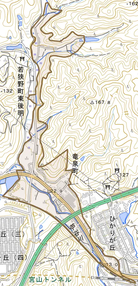 竜泉町とその周辺の地図。町の範囲を重ねている