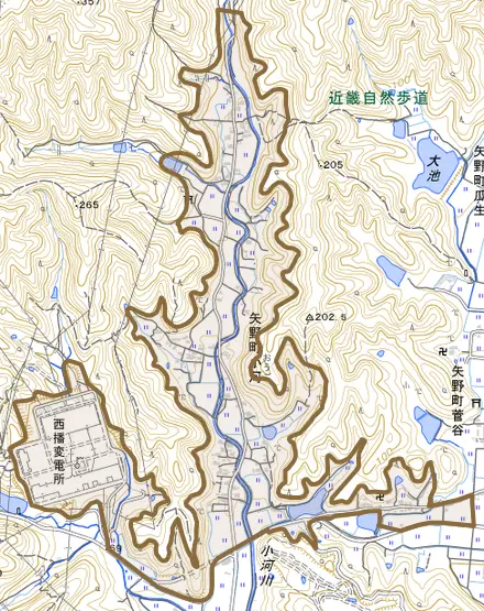 矢野町小河とその周辺の地図。町の範囲を重ねている