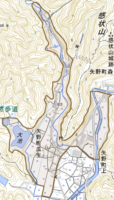 矢野町瓜生とその周辺の地図。町の範囲を重ねている