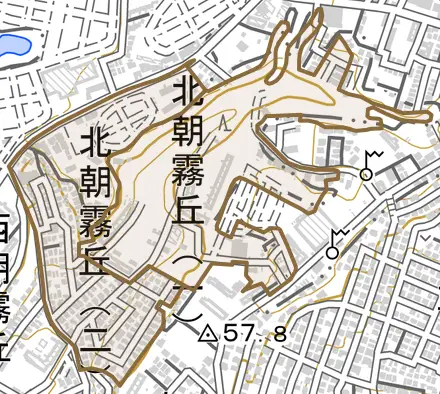 北朝霧丘とその周辺の地図。町の範囲を重ねている