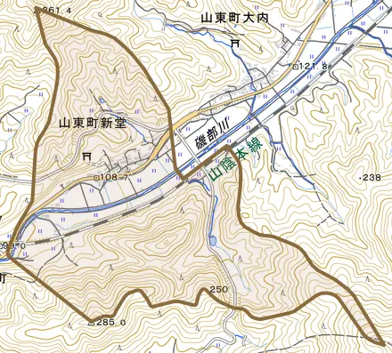 山東町新堂とその周辺の地図。町の範囲を重ねている
