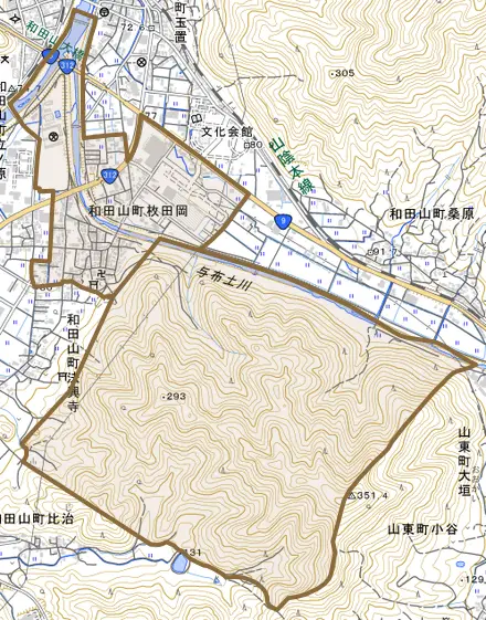 和田山町枚田岡とその周辺の地図。町の範囲を重ねている