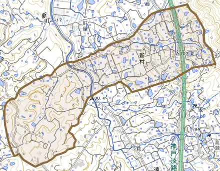 新村とその周辺の地図。町の範囲を重ねている