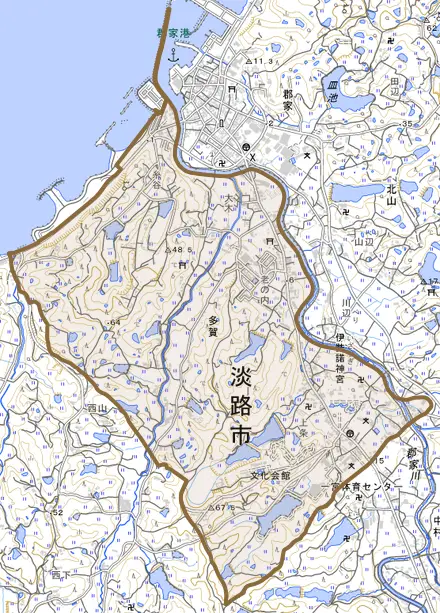 多賀とその周辺の地図。町の範囲を重ねている