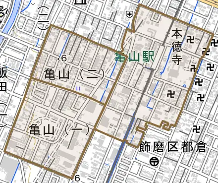 亀山とその周辺の地図。町の範囲を重ねている