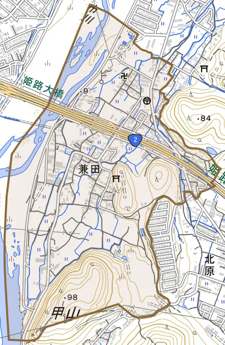 兼田とその周辺の地図。町の範囲を重ねている