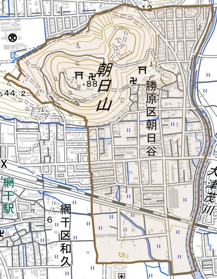 勝原区朝日谷とその周辺の地図。町の範囲を重ねている