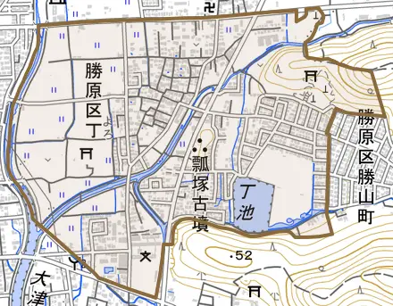 勝原区丁とその周辺の地図。町の範囲を重ねている