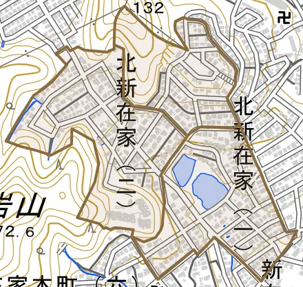 北新在家とその周辺の地図。町の範囲を重ねている