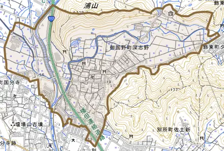 御国野町深志野とその周辺の地図。町の範囲を重ねている