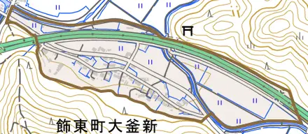 飾東町大釜新とその周辺の地図。町の範囲を重ねている