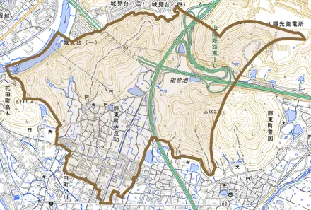 飾東町佐良和とその周辺の地図。町の範囲を重ねている