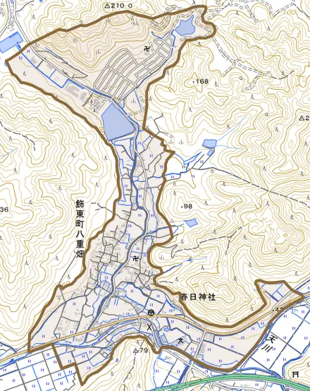 飾東町八重畑とその周辺の地図。町の範囲を重ねている