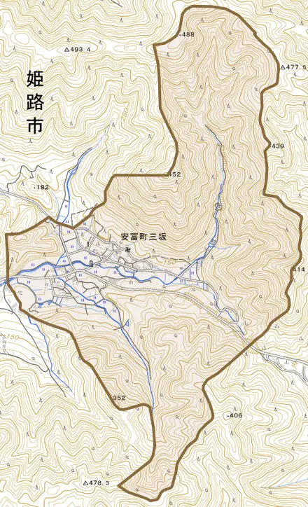 安富町三坂とその周辺の地図。町の範囲を重ねている