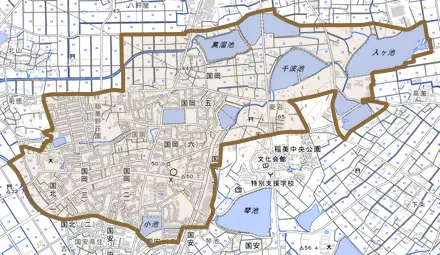 国岡とその周辺の地図。町の範囲を重ねている