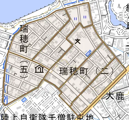 瑞穂町とその周辺の地図。町の範囲を重ねている