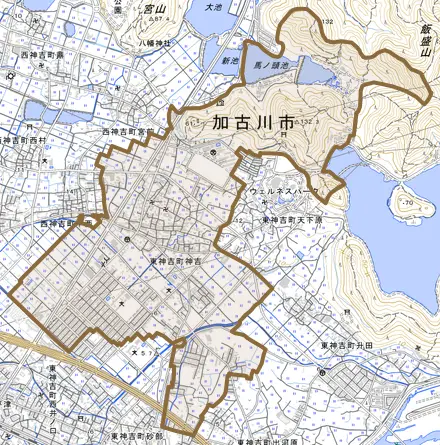 東神吉町神吉とその周辺の地図。町の範囲を重ねている