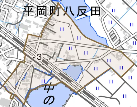 平岡町八反田とその周辺の地図。町の範囲を重ねている
