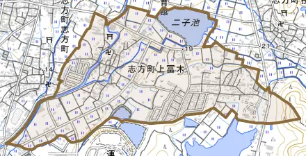 志方町上冨木とその周辺の地図。町の範囲を重ねている
