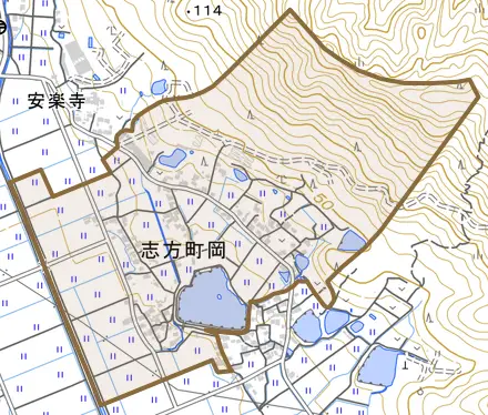志方町岡とその周辺の地図。町の範囲を重ねている