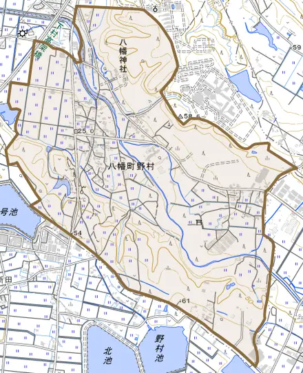 八幡町野村とその周辺の地図。町の範囲を重ねている