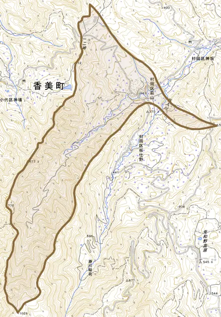 村岡区萩山とその周辺の地図。町の範囲を重ねている