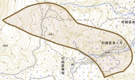 村岡区池ヶ平とその周辺の地図。町の範囲を重ねている