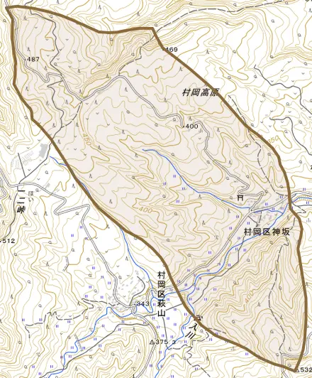 村岡区神坂とその周辺の地図。町の範囲を重ねている
