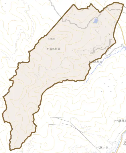 村岡区柤岡とその周辺の地図。町の範囲を重ねている