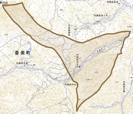 村岡区口大谷とその周辺の地図。町の範囲を重ねている