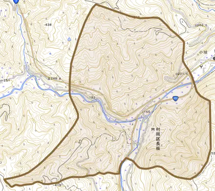 村岡区長板とその周辺の地図。町の範囲を重ねている