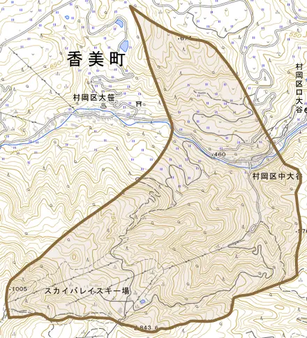 村岡区中大谷とその周辺の地図。町の範囲を重ねている