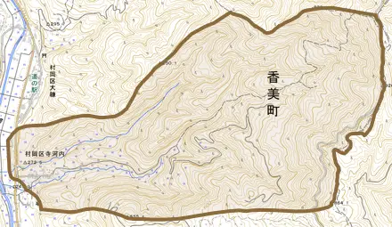 村岡区寺河内とその周辺の地図。町の範囲を重ねている