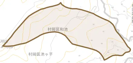 村岡区和池とその周辺の地図。町の範囲を重ねている