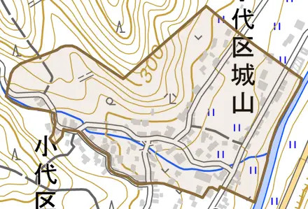 小代区城山とその周辺の地図。町の範囲を重ねている