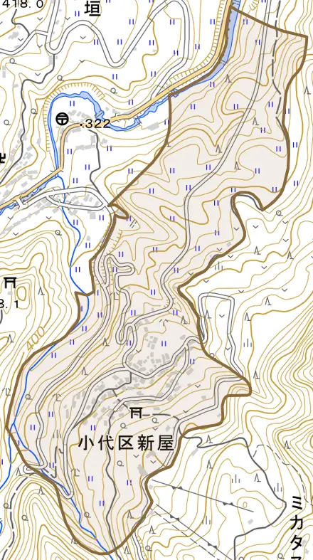 小代区新屋とその周辺の地図。町の範囲を重ねている