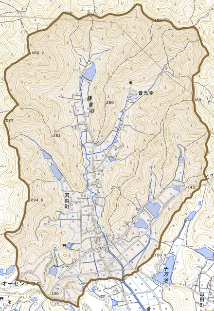 河内町とその周辺の地図。町の範囲を重ねている