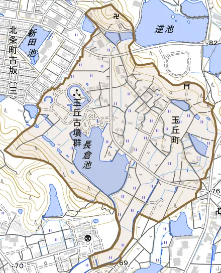 玉丘町とその周辺の地図。町の範囲を重ねている
