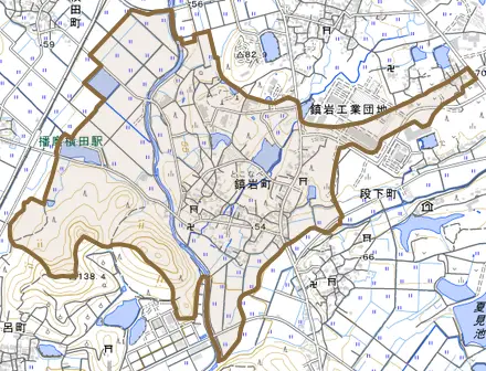 鎮岩町とその周辺の地図。町の範囲を重ねている