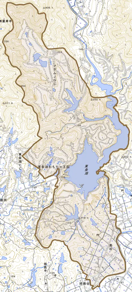 黒谷とその周辺の地図。町の範囲を重ねている