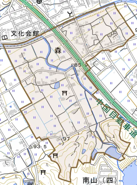 森とその周辺の地図。町の範囲を重ねている