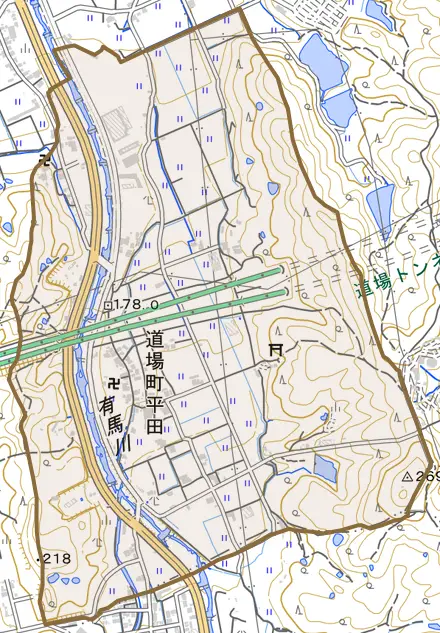 道場町平田とその周辺の地図。町の範囲を重ねている